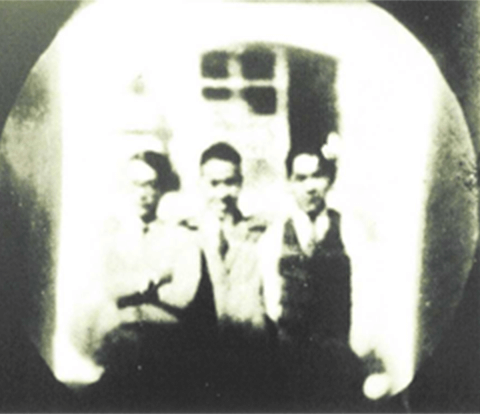 試作第一号アイコノスコープによる最初の屋外人物像　左より堀井氏、高柳先生、松山氏（1935年・昭和10年）