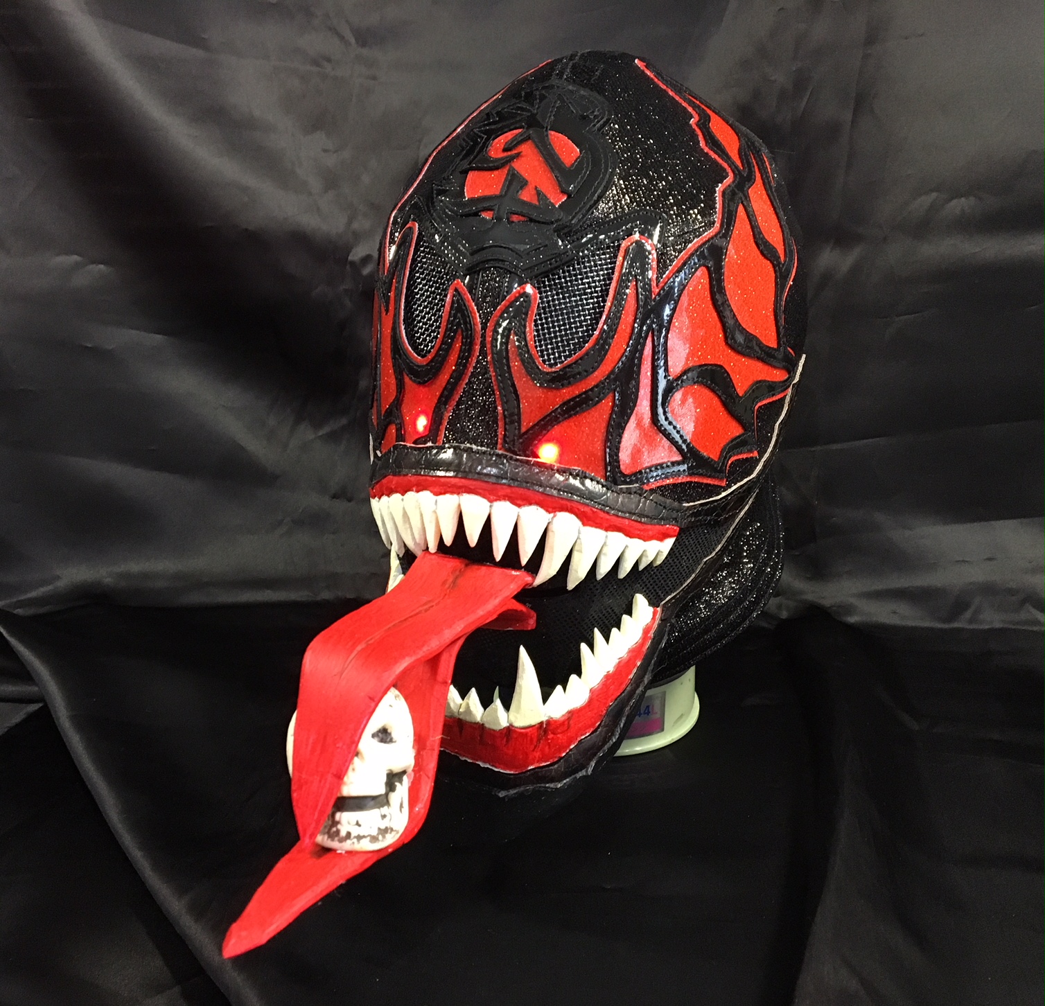 赤と黒のみで表現された迫力あるBUSHI選手の入場用マスク　